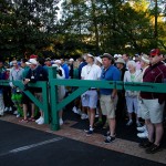 Die Zuschauer konnten es am Montag kaum mehr erwarten und wollten den heiligen Rasen in Augusta schnellstmöglich betreten. (Foto: Getty)