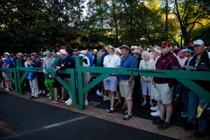 Die Zuschauer konnten es am Montag kaum mehr erwarten und wollten den heiligen Rasen in Augusta schnellstmöglich betreten. (Foto: Getty)