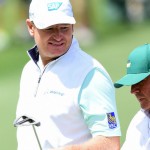 Ernie Els mit seinem Caddie auf der ersten Runde des Masters 2016. (Foto: Getty)