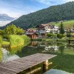 Das Hotel liegt im beschaulichen Weiler Gasteig, auf einer Anhöhe zwischen St. Johann in Tirol und Kirchdorf inmitten der Kitzbüheler Alpen im Herzen Tirols. (Foto: Gasteiger Jagdschlössl)