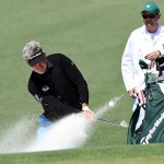 Nicht nass, dafür aber sandig geht es beim aktuellen Ryder-Cup-Kapitän Darren Clarke zur Sache, der die Bunker in Augusta auf Herz und Nieren prüft. (Foto: Getty)