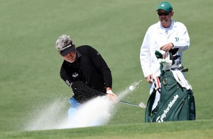 Nicht nass, dafür aber sandig geht es beim aktuellen Ryder-Cup-Kapitän Darren Clarke zur Sache, der die Bunker in Augusta auf Herz und Nieren prüft. (Foto: Getty)
