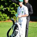Bubba Watson bereitet die Zuschauer schon einmal auf seine teilweise recht große Streuung vor und zeigt an wo sein Ball während der Proberunde voraussichtlich einschlagen wird. (Foto: Getty)