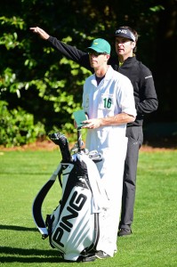 Bubba Watson bereitet die Zuschauer schon einmal auf seine teilweise recht große Streuung vor und zeigt an wo sein Ball während der Proberunde voraussichtlich einschlagen wird. (Foto: Getty)