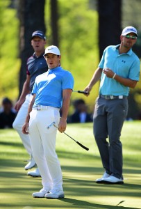 Bernd Wissbegier bestreitet seine zweite Proberunde gemeinsam mit Rory McIlroy und Jamie Donaldson, die hier offenbar einem knapp vorbeigeschobenen Pitt hinterherblicken. (Foto: Getty)