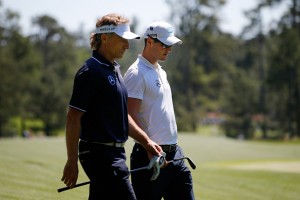 War Bernhard Langer am Montag noch alleine unterwegs, hat er auf der zweiten Proberunde am Dienstag Unterstützung von Martin Kaymer bekommen. Dieser baut seit jeher in den Proberunden auf Langers Masters-Erfahrung, tut er sich in Augusta doch immer etwas schwer. (Foto: Getty)