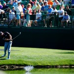Dabei ist Loch 16 in den Proberunden eigentlich eher für diesen spektakulären und "nassen" Schlag (der Ball wird von den Pros gerne über das Wasser "flitschen" gelassen) bekannt, den Lee Westwood eindrucksvoll vorführt. (Foto: Getty)