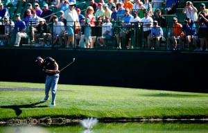Dabei ist Loch 16 in den Proberunden eigentlich eher für diesen spektakulären und "nassen" Schlag (der Ball wird von den Pros gerne über das Wasser "flitschen" gelassen) bekannt, den Lee Westwood eindrucksvoll vorführt. (Foto: Getty)