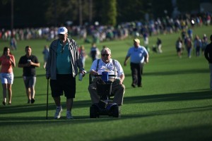 Dabei gilt, egal ob im Rollator oder mit Stock, solange man den Weg noch findet, ist das Masters einfach Pflicht. (Foto: Getty)