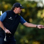 Phil Mickelson war auf seiner ersten Proberunde noch mit dem Ballmarker beschäftigt, wobei es sich hierbei auch um eine weitere seiner beliebten Zockereien auf den Proberunden handeln könnte. (Foto: Getty)