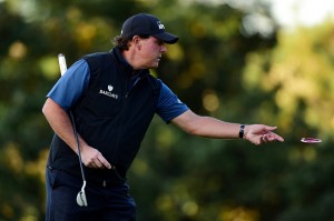 Phil Mickelson war auf seiner ersten Proberunde noch mit dem Ballmarker beschäftigt, wobei es sich hierbei auch um eine weitere seiner beliebten Zockereien auf den Proberunden handeln könnte. (Foto: Getty)