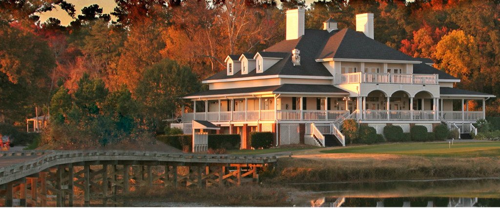 Der Indian Summer legt seine Farben über das Clubhaus am Ufer des Savannah. (Foto: www.rivergolfclub.com)