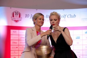 Glücksbringer: Club-Präsidentin und A-Rosa-Golfdirektorin Vanessa Herbon (l.) mit Top-Model Franziska Knuppe bei der Ermittlung der Tombola-Gewinner. (Foto: A-Rosa Golf Club.)