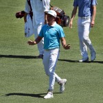Entweder musste Rickie Fowler die Menge schon vor dem eigentlichen Turnierstart bändigen oder er versuchte die Erwartungshaltung der Zuschauer nach unten zu schrauben. (Foto: Getty)