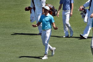 Entweder musste Rickie Fowler die Menge schon vor dem eigentlichen Turnierstart bändigen oder er versuchte die Erwartungshaltung der Zuschauer nach unten zu schrauben. (Foto: Getty)