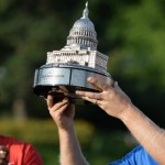 Billy Hurley III mit der Tropähe des Quicken Loans National und Schirmherr Tiger Woods. (Foto: Getty)