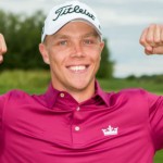 Ein breites Grinsen und die Fäuste zum Jubeln geballt: Max Ruttloff freut sich über seinen ersten Turniersieg als Profi. (Foto: Twitter.com/@PGATOURcanada)