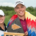 Max Rottluff mit der Trophäe der Dunes Open neben seiner Freundin, die bei seinem ersten Profisieg ebenfalls Caddie war. (Foto: Twitter.com @PGATourCanada)