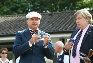 Perry Somers (l.) erklärt mit Christoph Meister die Geschichte des Golfballs. (Foto: Perry Somers)