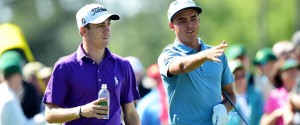 Rickie Fowler wieder mit seinem Kumpel vereint. Zusammen mit Justin Thomas teet er bei der Quicken Loans National ab. (Foto: Getty)