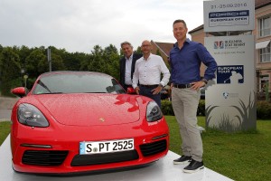 Claus Kobold, Oliver Eidam und Dominik Senn mit dem neuen Porsche 718 Boxster S. (Foto: Porsche European Open)
