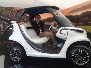 Golf Post CEO Matthias Gräf hat schon einmal Platz genommen im neuen Mercedes-Benz Golf Car. (Foto: Golf Post)