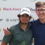 Hinrich Arkenau (links), Sieger der Kosaido Düsseldorf Open, mit seinem Golf Post Caddie Julian Benger. (Foto: Golf Post)