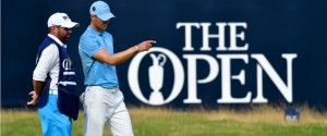 Martin Kaymer und sein Caddy nehmen die Spitze am zweiten Tag der Open Championship ins Visier. Verfolgt die Runde jetzt LIVE!. (Foto: Getty)