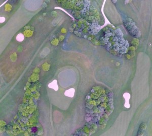 Aufnahmen aus der Luft: Eine Drohne zeigt den Golfplatz von oben. (Foto: HASHTAG films)