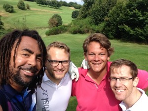 Patrick Owomoyela auf der Runde mit dem Team Golf Post.