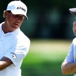 Phil Mickelson bespricht mit seinem Coach Andrew Getson sein Spiel. Werda wohl das Sagen hat? (Foto: Getty)