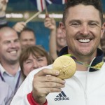 Justin Rose feiert den Gewinn der Goldmedaille beim ersten Olympischen Golfturnier seit 112 Jahren.