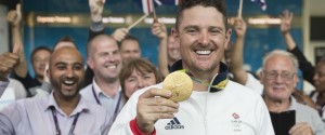 Justin Rose feiert den Gewinn der Goldmedaille beim ersten Olympischen Golfturnier seit 112 Jahren.