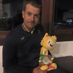 Henrik Stenson mit Maskottchen "Vinicious" und der Silbermedaille. (Foto: Facebook.com/Henrik Stenson)