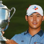 Si Woo Kim hält die Trophäe der Wyndham Championship in der Hand. (Foto: Getty)