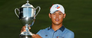 Si Woo Kim hält die Trophäe der Wyndham Championship in der Hand. (Foto: Getty)