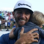 Dustin Johnson ist im vollkommenen Glück angekommen. Mit seinem Sohn im Arm feiert er den Sieg bei der BMW Championship. (Foto: Getty)