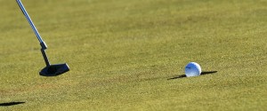 Den Golfball mittels Line Up markieren für eine höhere Putt-Garantie. Hilft das wirklich? (Foto: Getty)