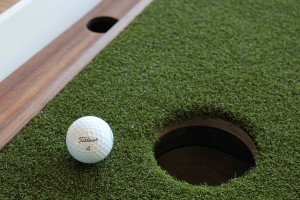 Zwei Ballrücklaufkanäle weist das 4ProGo Putting Green auf. (Foto: Golf Post)