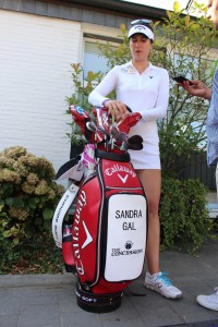 Vor dem Clubhaus des GC Hubbelrath trafen wir Sandra Gal zu einem Blick ins Bag. (Foto: Golf Post)