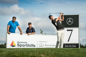 Mit harten Bandagen mussten die Spieler des Mercedes-Benz Clubturniers am zweiten Tag kämpfen, als es gegen die Olympiasieger Frank Peter Rohetsch und Lars Riedel zur Sache ging. (Foto: Mercedes-Benz)