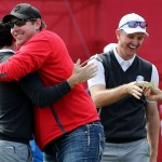 Ein glücklicher Fan: David Johnson gelingt ein historischer Putt. Dafür bekommt er sogar eine Umarmung von Rory McIlroy beim Ryder Cup 2016 (Foto: Getty)