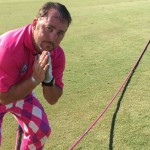 Michael Furrh versucht den Weltrekord mit seinem 8,5 Meter langem Putter. (Foto: Twitter/@photojoyce)