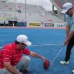 Rick Lamb mit einem Field-Goal-Versuch auf dem Football-Feld. (Screenshot: Twitter/@WebDotComTour)