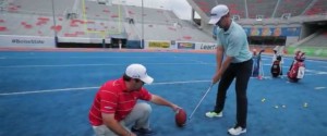 Rick Lamb mit einem Field-Goal-Versuch auf dem Football-Feld. (Screenshot: Twitter/@WebDotComTour)