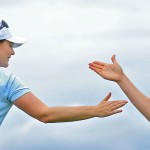 Caroline Masson (l.) und Sandra Gal sitzen bei der Blue Bay LPGA der Führenden im Nacken.