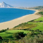 Vom Küstenkurs des Alcaidesa Links hat man einen traumhaften Blick entlang der Wasserkante auf Gibraltar. (Foto: Alcaidesa Links)