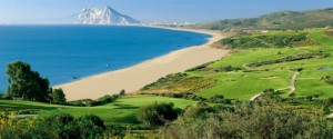 Vom Küstenkurs des Alcaidesa Links hat man einen traumhaften Blick entlang der Wasserkante auf Gibraltar. (Foto: Alcaidesa Links)