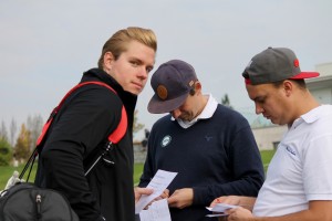 Ordnung muss sein, schließlich wird auf der Unigolftour vorgabewirksam gespielt. (Foto: Tobias Grotefeld)