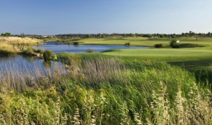 Linkscourse-Charakter, riesige Wasserhindernisse und Pinien - der Oceanico Victoria hat alles zu bieten was das (Golfer)Herz begehrt. Nicht umsonst toben sich hier auch die Profis Jahr für Jahr aus. (Foto: oceanicogolf.com)